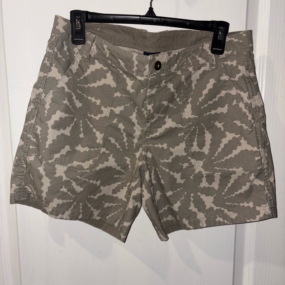 The North Face Women's Tan Camouflage Cargo Shorts - size 8
